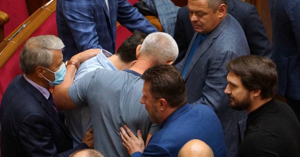 У Раді знову почубились депутати: співпартієць Тимошенко Івченко вдарив "слугу народа" Сольського