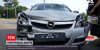 Новини України: в селищі Димер водій легковика в'їхав у зупинку і на смерть збив двох людей