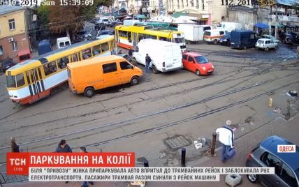 Одеситка припаркувала авто на трамвайних коліях і прославилась на всю Україну