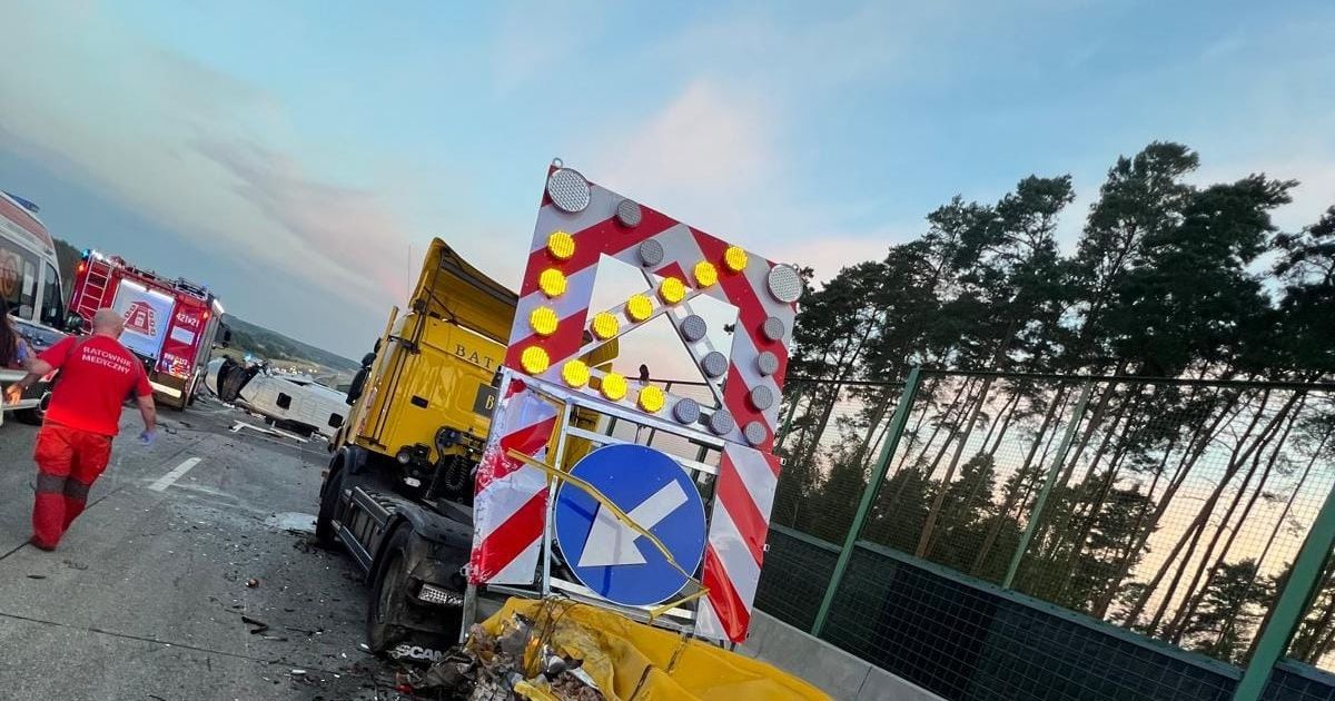 Место аварии микроавтобуса в Польше