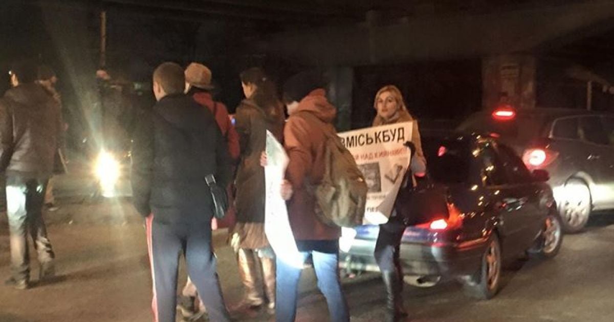 Около сотни активистов и жителей перекрыли в районе метро Нивки проспект Победы