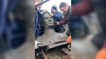 Во Львове вытащили из-под завалов уцелевший бюст Шухевича