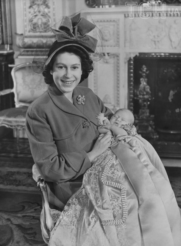 Церемония крещения принца Чарльза, 15 декабря 1948 года, маленький принц на руках у своей матери Елизаветы / © Getty Images