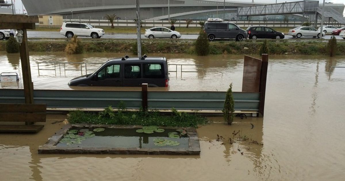 Рясні зливи призвели до повені у Сочі / © Дождь