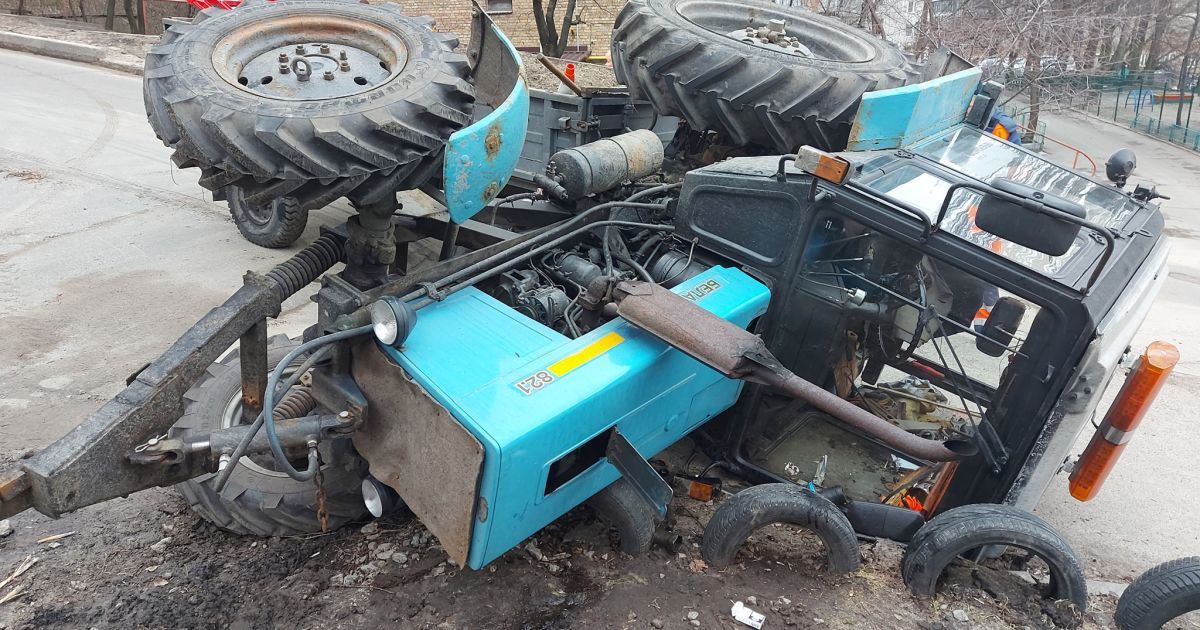 В Киеве возле припаркованной Tesla перевернулся трактор (фото, видео)