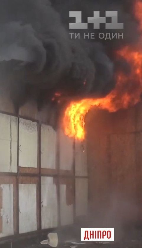В центре Днепра произошел масштабный пожар из-за киоска с шаурмой