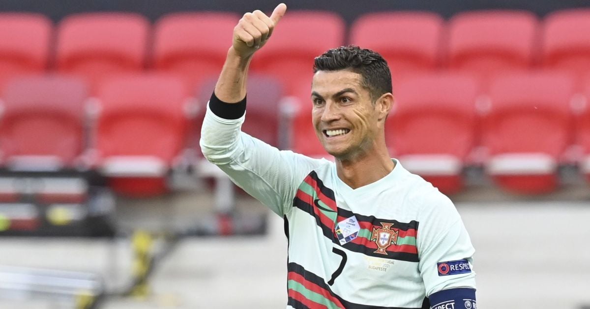 Школьник из Прикарпатья продал на аукционе футболку с автографом Роналду ради ВСУ: португалец отреагировал