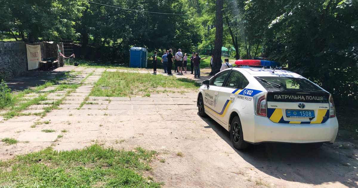 В Киеве в общественном туалете среди лужи крови обнаружили тело мужчины