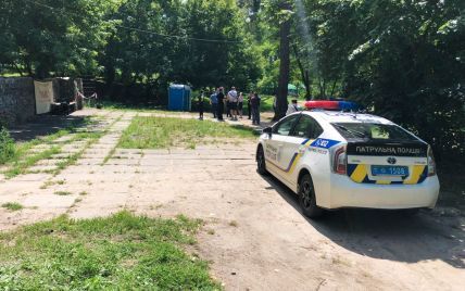 В Киеве в общественном туалете среди лужи крови обнаружили тело мужчины