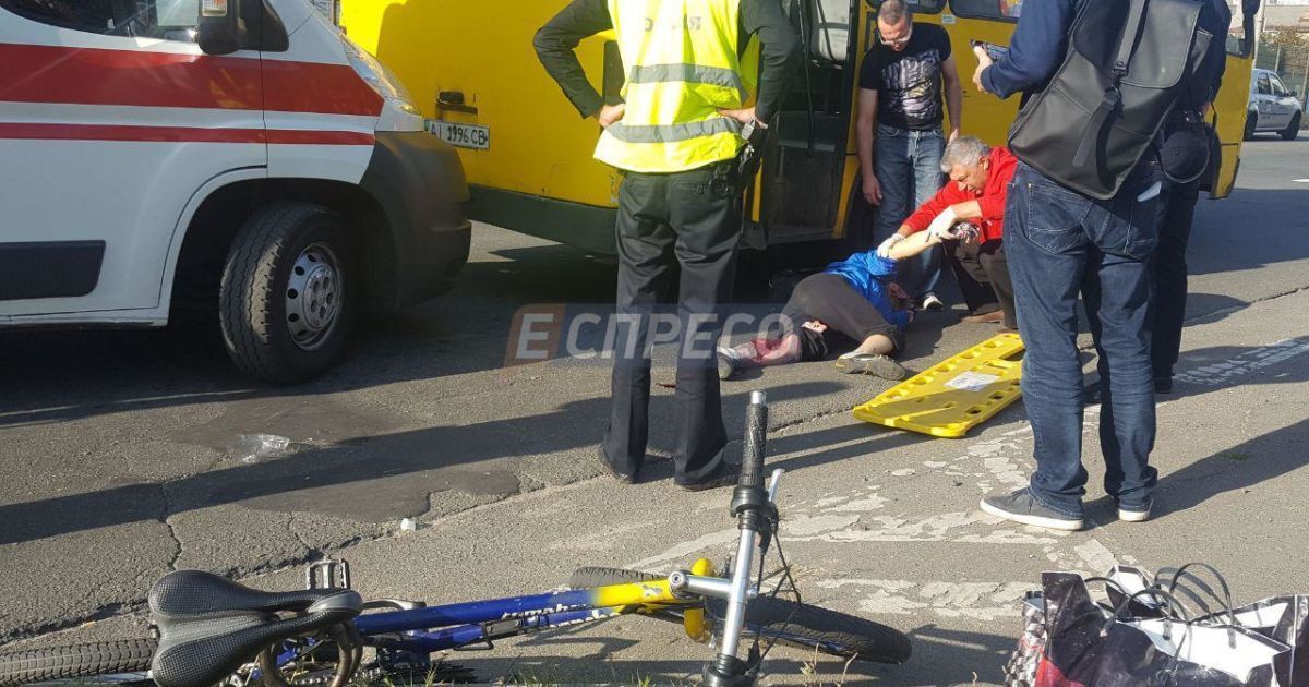 В Киеве маршрутка наехала на велосипедиста