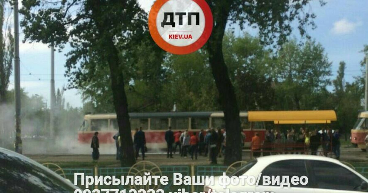В Киеве во время движения загорелся трамвай с пассажирами