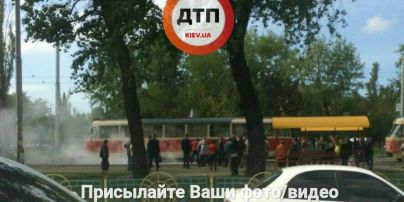 В Киеве во время движения загорелся трамвай с пассажирами