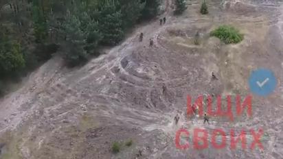 Дрон зняв на відео, як загороджувальні загони розстрілюють російських окупантів 