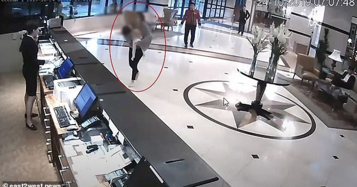 Шокирующие кадры: в Казахстане в отеле мать носила вестибюлем "убитую" дочь и умоляла спасти