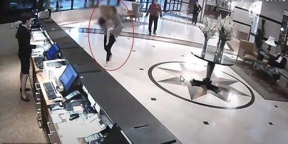 Шокирующие кадры: в Казахстане в отеле мать носила вестибюлем "убитую" дочь и умоляла спасти
