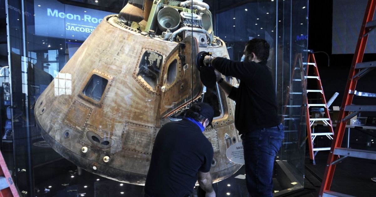 Генеральная уборка в космической капсуле: "Аполлон-16" готовят к годовщине запуска на Луну