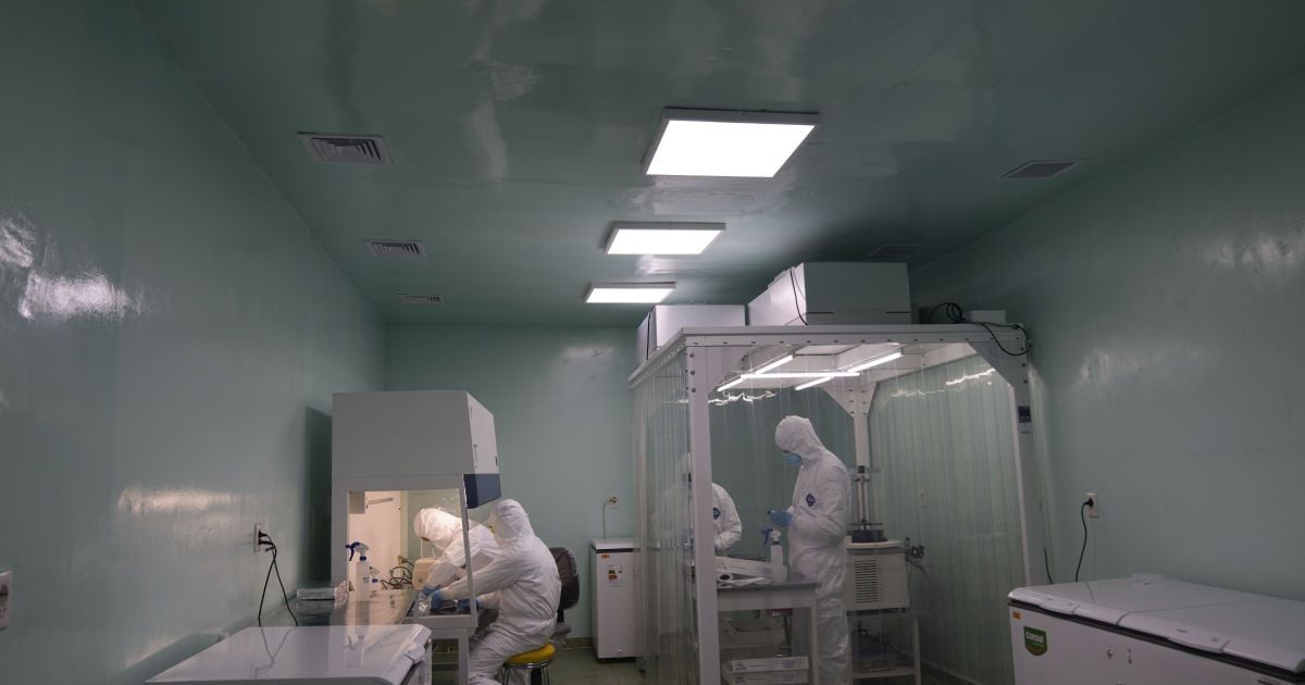 У Британії виявили хворих на рідкісний вірус Ебола, який може викликати вагінальні кровотечі та глухоту: що відомо