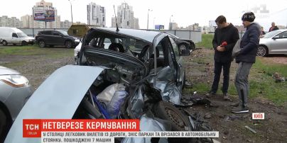 У столиці п'яний водій на швидкості влетів в автомобільну стоянку, пошкоджені 7 машин