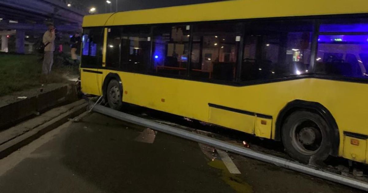 Водителя киевского автобуса, который въехал в толпу людей на тротуаре, задержали