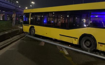 Водія київського автобуса, який в'їхав у натовп людей на тротуарі, затримали