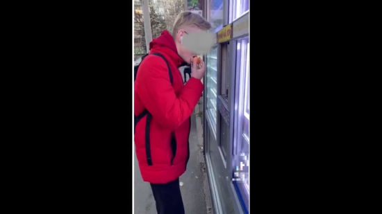З фантазією зовсім біда: у Дніпрі юний тіктокер задля відео їв яблуко і плював ним у продавців (відео)