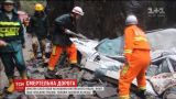 В Китае обломок скалы упал на автомобиль с водителем внутри