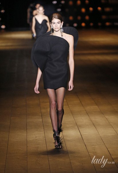 Коллекция Saint Laurent прет-а-порте сезона осень-зима 2018-2019 / © East News