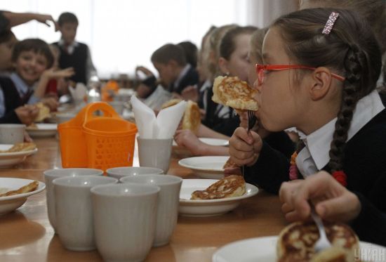 Мишачий послід, невідома продукція та відсутність гарячої води: у школах Чернівців виявили антисанітарію