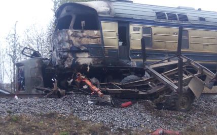 В Винницкой области пассажирский поезд протаранил грузовик
