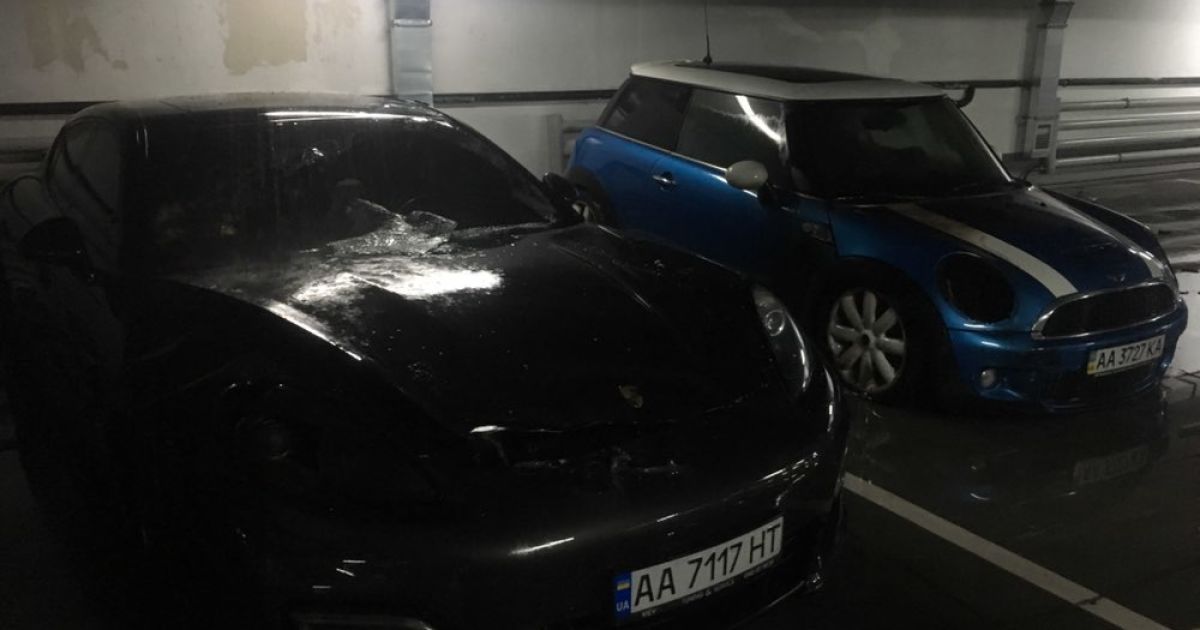 В Киеве на парковке подожгли авто. Огонь перекинулся на соседний Porsche Panamera