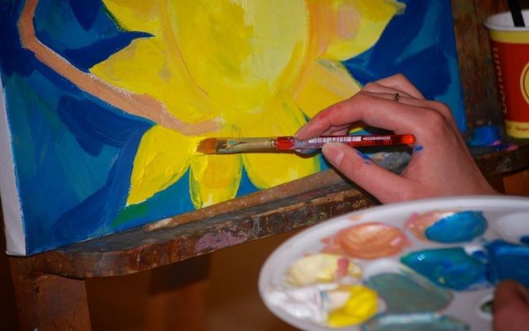 Близько 20 художників, які зголосилися допомогти дівчині-воїну, малювали картини на тему "Сонця Схід" / © ТСН.ua