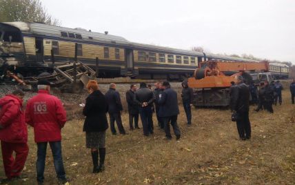 Моторошні подробиці "залізничної" ДТП на Вінниччині: поїзд тягнув палаючу вантажівку 200 метрів