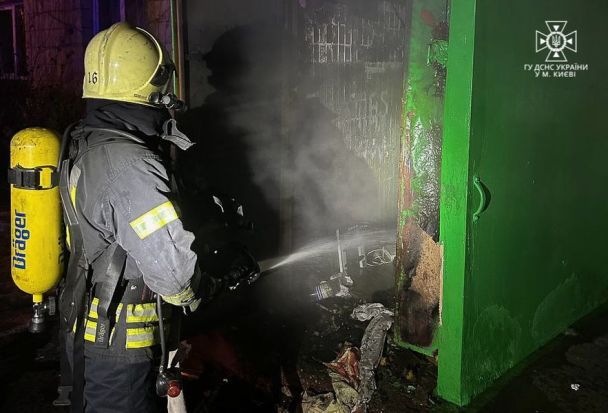 В Днепровском районе столицы ночью произошел пожар. Спасатели обнаружили тела двух человек.