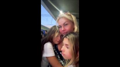 Камалия попрощалась с дочерьми перед их отъездом в Лондон