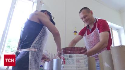 Маскування на передову, але не сітками: волонтери Буковини виготовляють для бійців димове прикриття