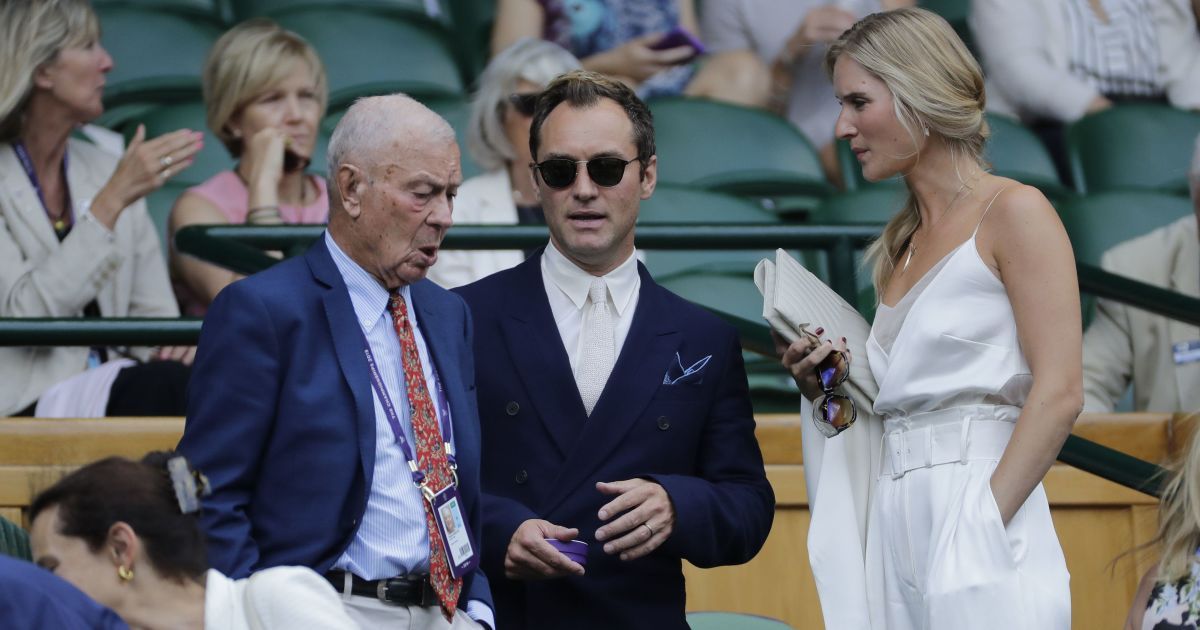 После тайного бракосочетания Джуд Лоу впервые вышел в свет вместе с женой