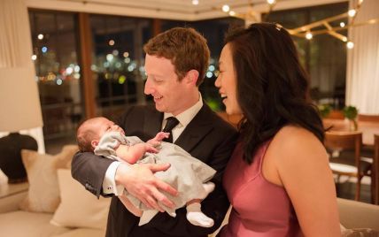 Цукерберг поделился трогательным фото крошечной доченьки в новогоднем платье