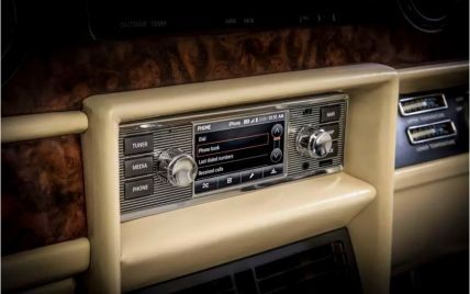 В компании Jaguar Land Rover создали историческую магнитолу с мультимедией