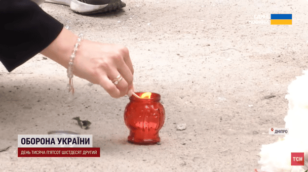На місце трагедії люди приносять лампадки / © ТСН