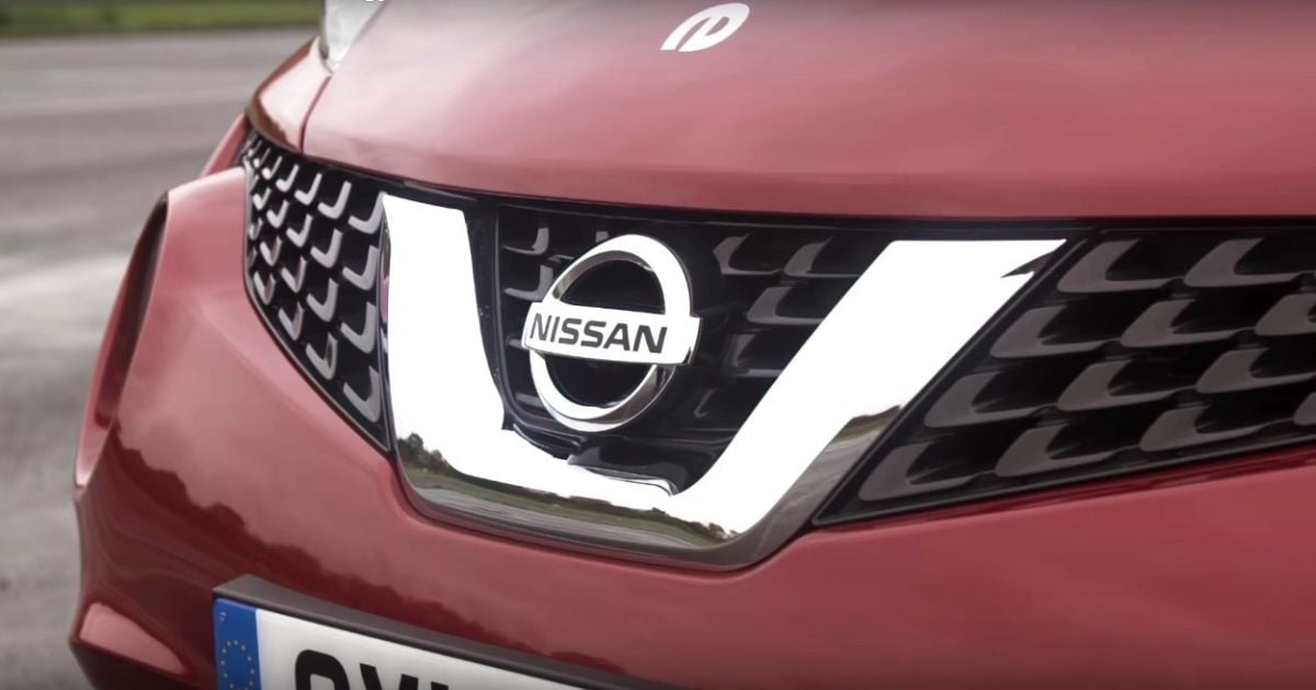 Водитель Nissan Juke, используя систему кругового обзора, выполнил полицейский разворот