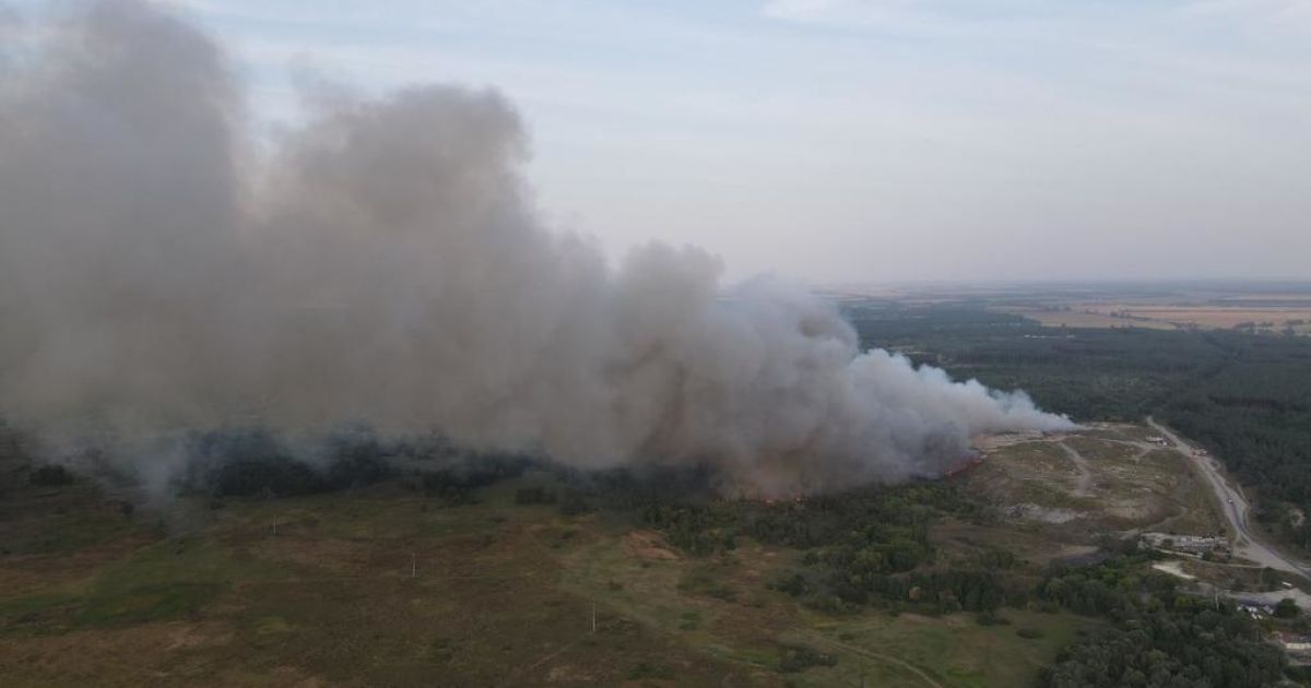 Під Полтавою потужно палає велике сміттєзвалище: місто затягує їдким димом