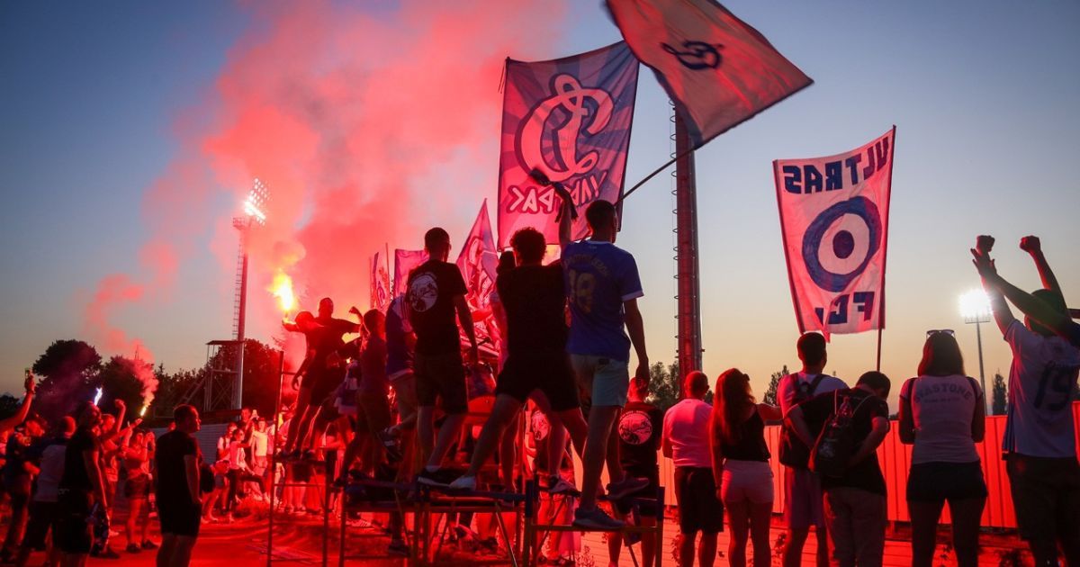 Фанати "Динамо" прорвалися на матч з "Олімпіком" та кричали образи на адресу Суркіса (відео)