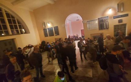 Без масок и дистанции: на вокзал в Галиче съехались сотни пассажиров из "красного" Ивано-Франковска