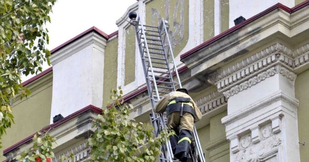 В Донецке уничтожают символику Украины / © dan-news.info
