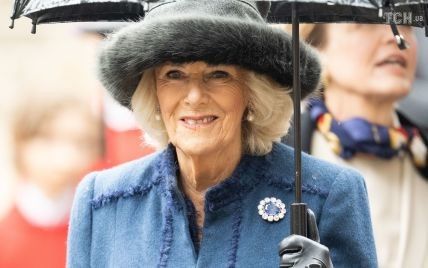 Сочетала брошь королевы Виктории и сумку Chanel: Камилла продемонстрировала образ в синих тонах