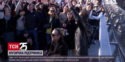Святослав Вакарчук спонтанно виступив в центрі Києва на підтримку ЗСУ