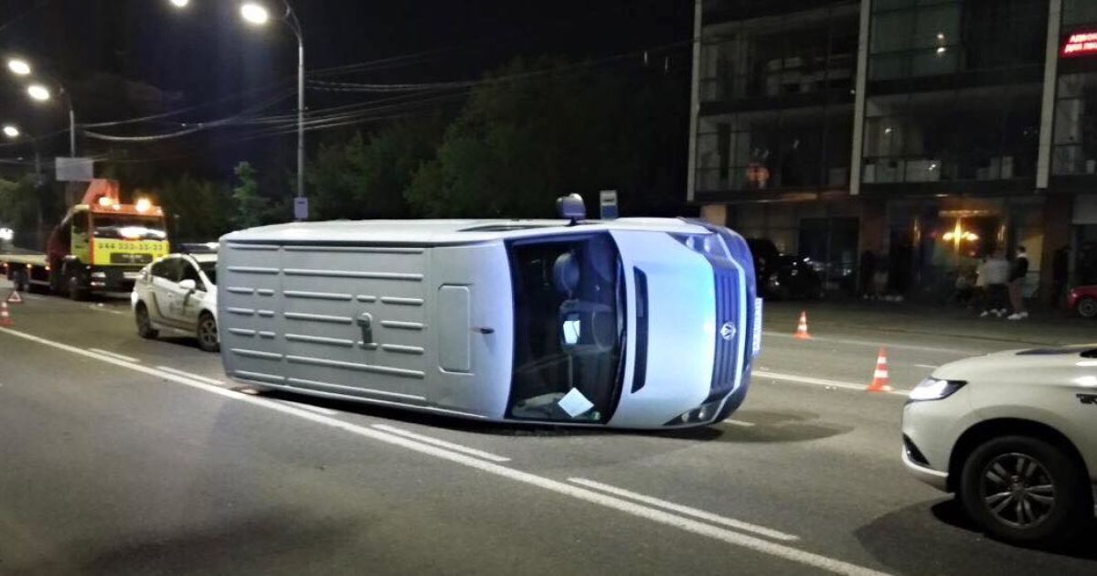 ДТП за участю трьох авто: у Києві збили пішохода, який переходив шестисмугову дорогу