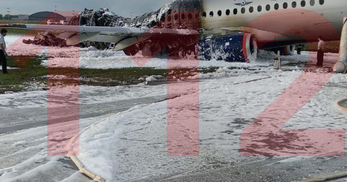 Пожежа літака в аеропорту Москви. В Мережі оприлюднили перші фото та відео із салону