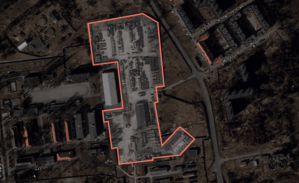 Супутникові знімки за останній рік показують зміни кількості військової техніки в таборі. 13 березня 2026 року.  / © NRK