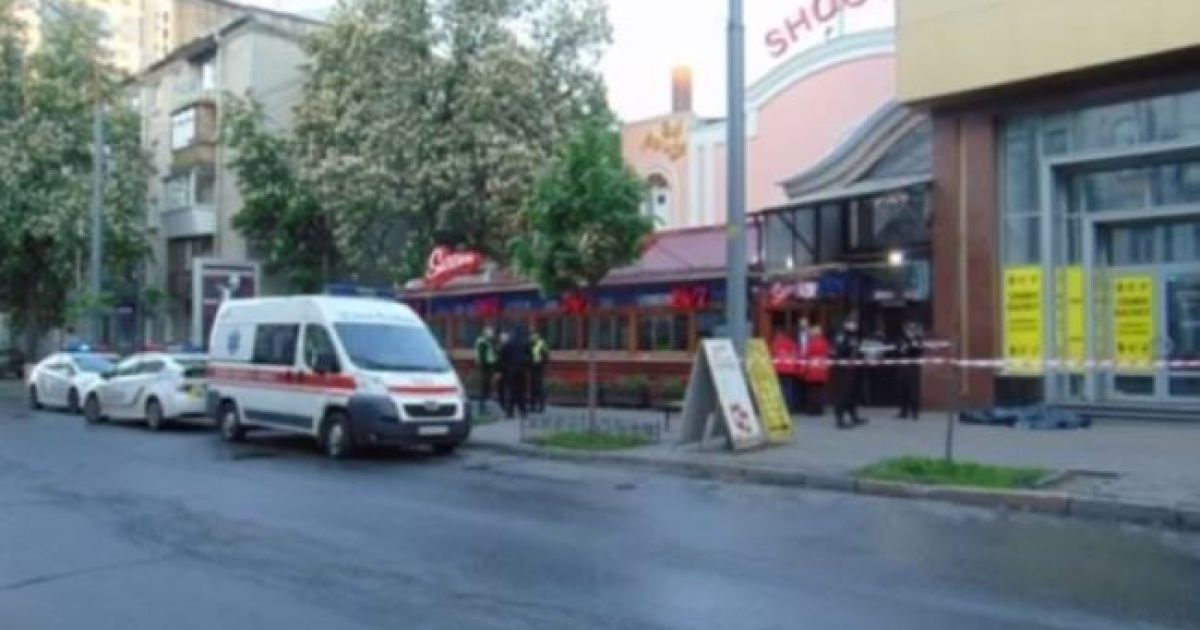 В центре Киева в ночном клубе парень ударом в голову убил мужчину, который приставал к его девушке